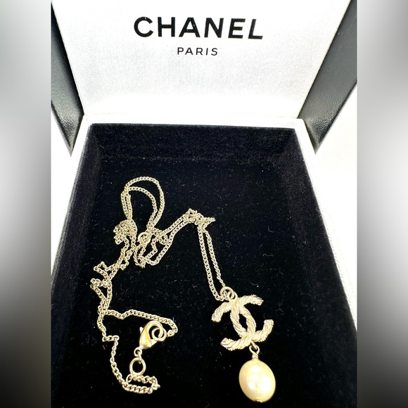 Chanel Gold and Pearl Pendant Necklace - Picture 5 of 12
